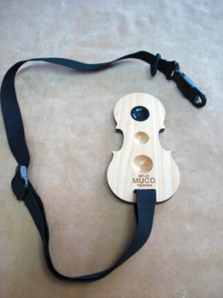 Muco SP-25 - podstawka drewniana z paskiem w kształcie instrumentu