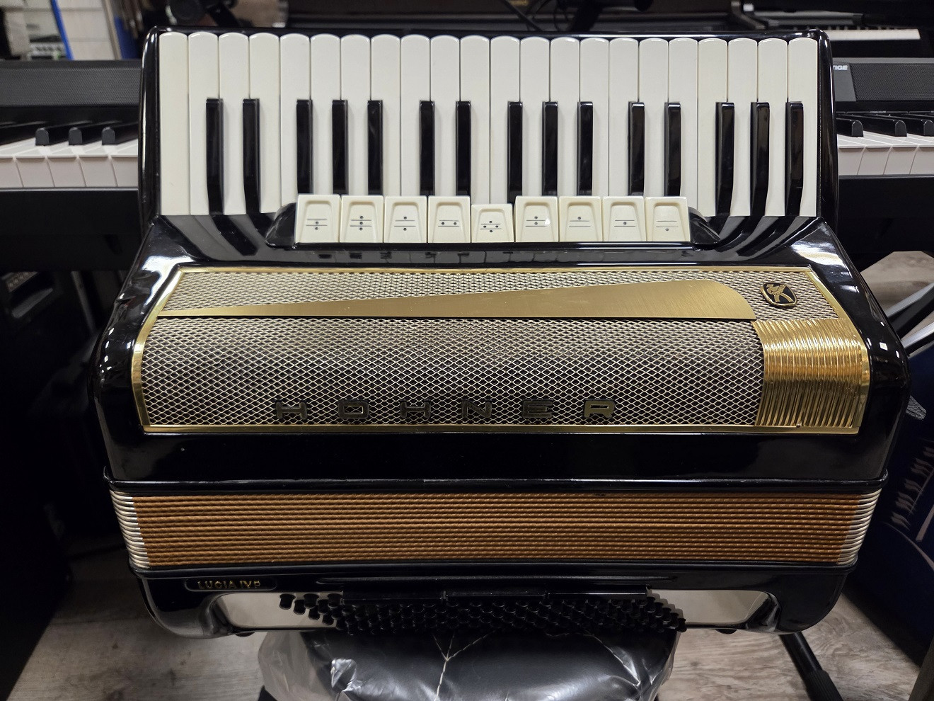 HOHNER Lucia IV P - Akordeon 96 basowy z futerałem i szelkami
