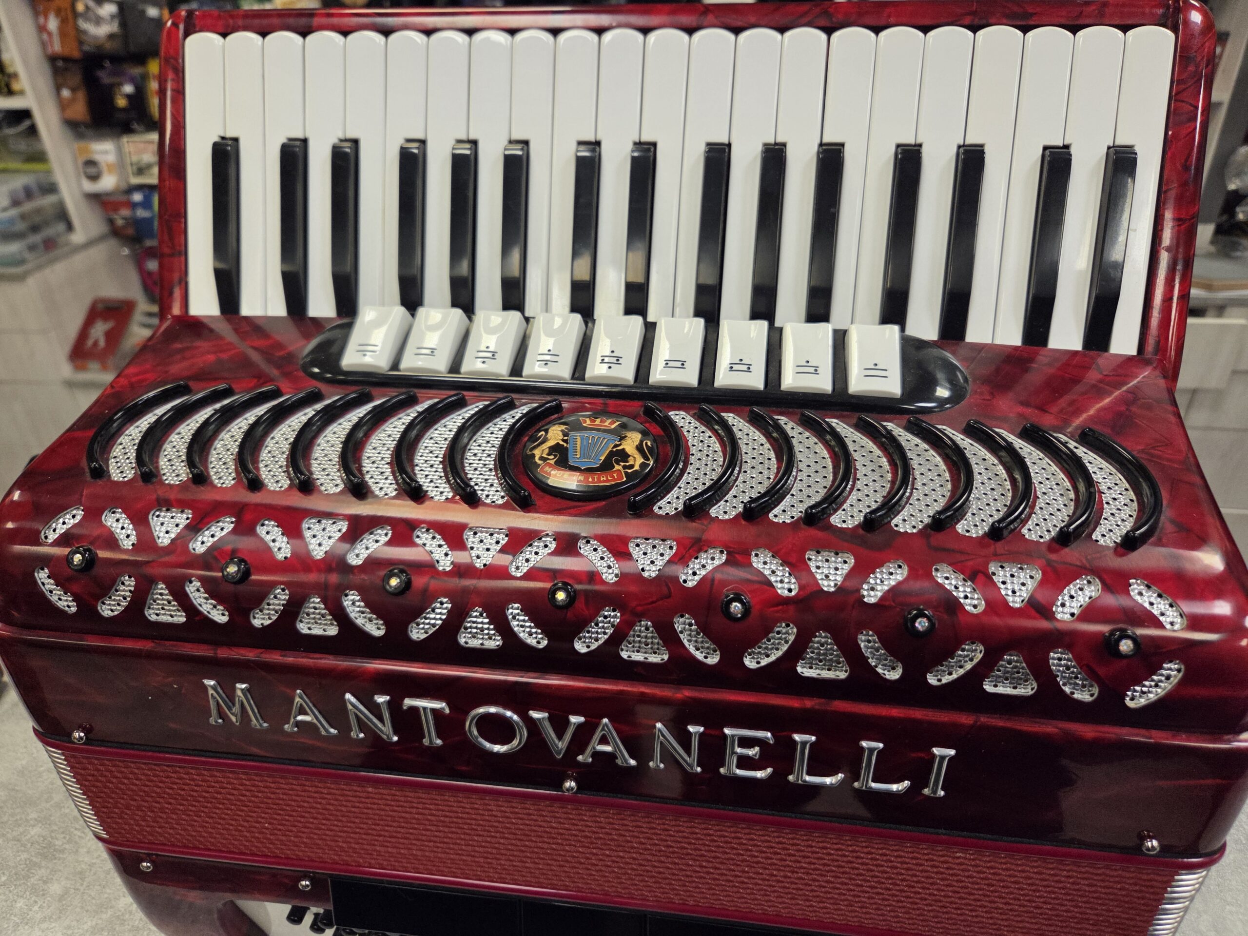 Mantovanelli 374 - Akordeon 96-basowy, 4-chórowy w idealnym stanie. - obrazek 4