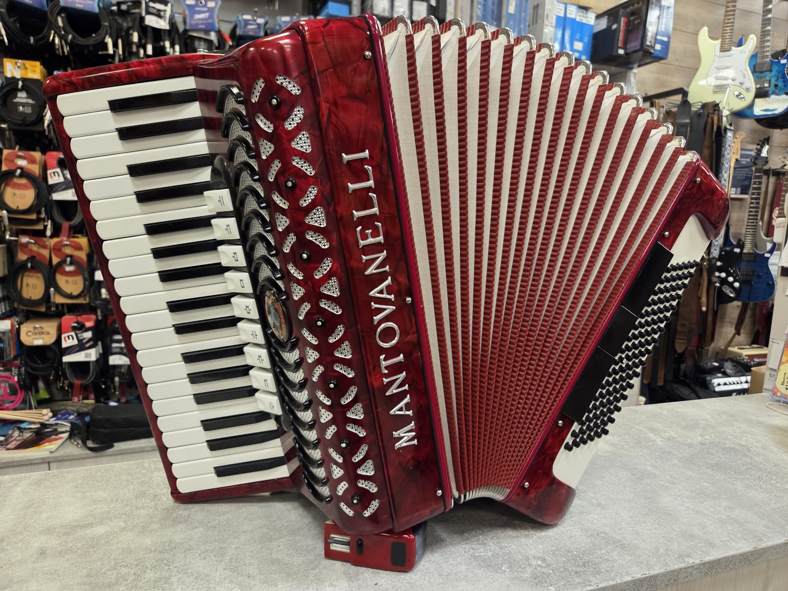 Mantovanelli 374 - Akordeon 96-basowy, 4-chórowy w idealnym stanie.