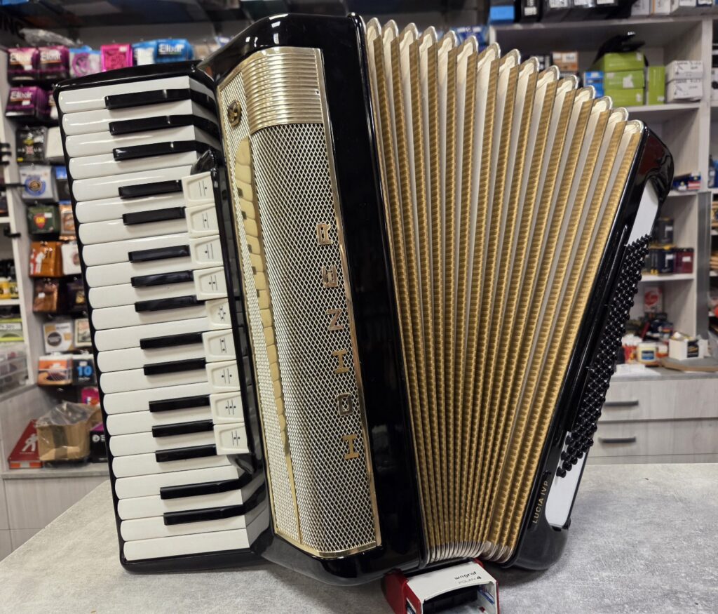HOHNER Lucia IV P - Akordeon 96 basowy z futerałem i szelkami